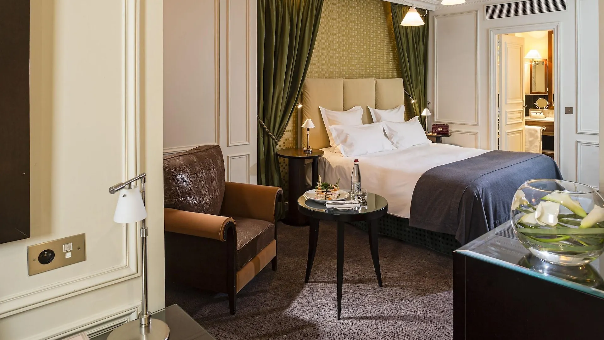 Hotel La Tremoille Paris