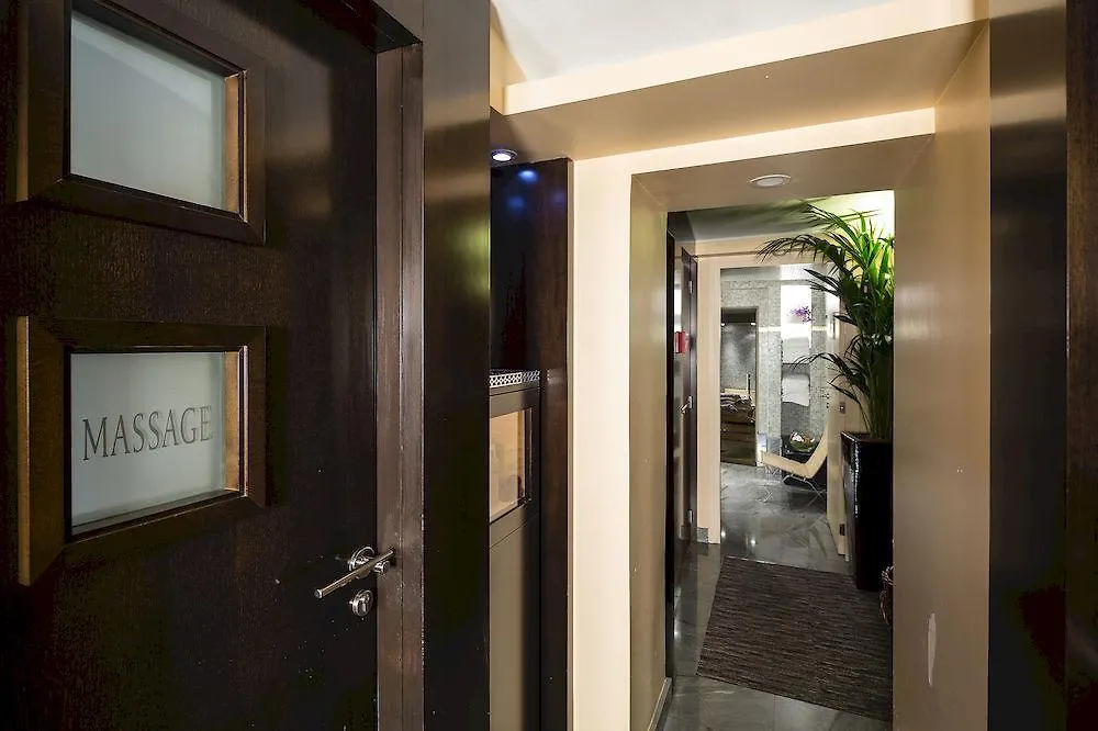 Hotel La Tremoille 3*